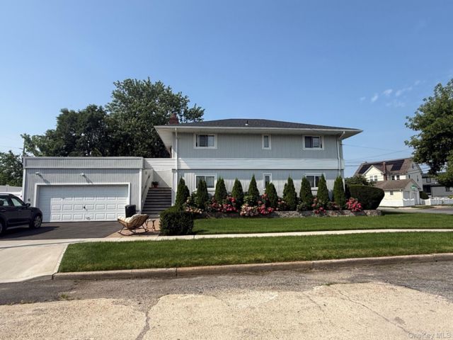  2 BR,  1.00 BTH &nbsp;Exp cape style home in Island Park