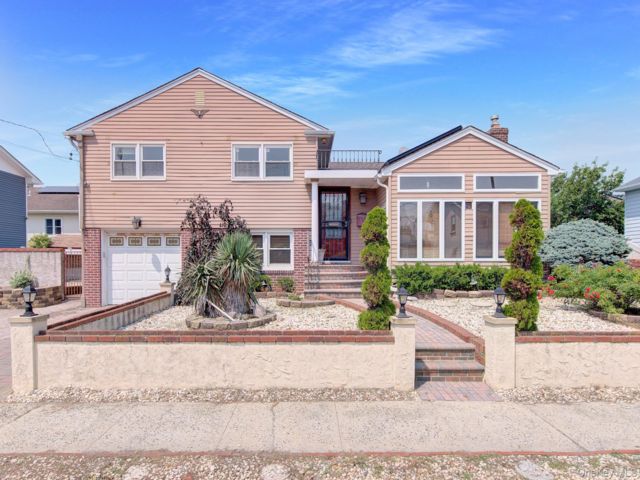  4 BR,  3.00 BTH &nbsp;Split level style home in Lido Beach