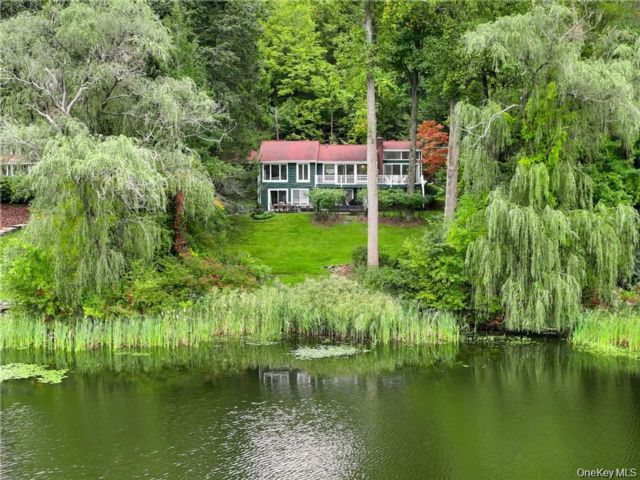 4 BR,  3.00 BTH &nbsp;Exp ranch style home in Pound Ridge