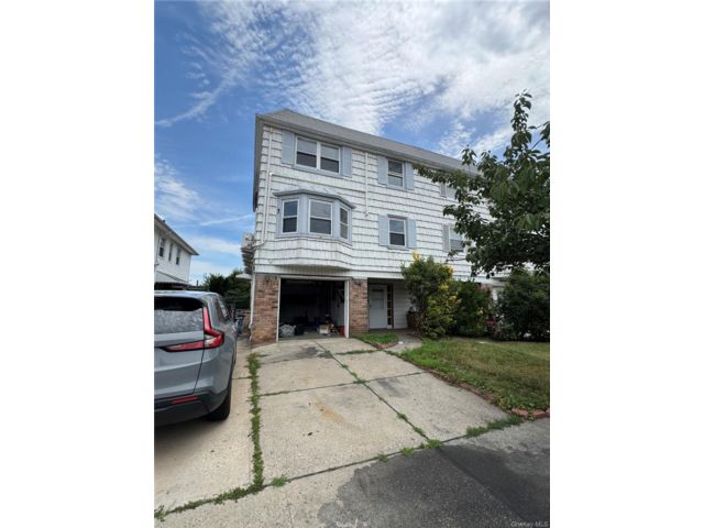  7 BR,  4.00 BTH &nbsp;House style home in Bayside