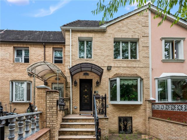  3 BR,  3.00 BTH &nbsp;Colonial style home in Forest Hills