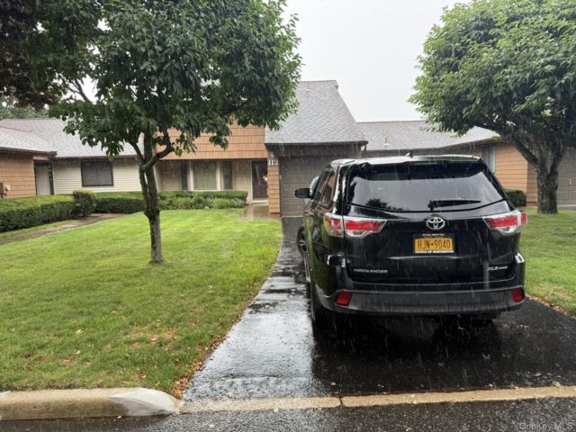  2 BR,  3.00 BTH &nbsp;Condo style home in Commack