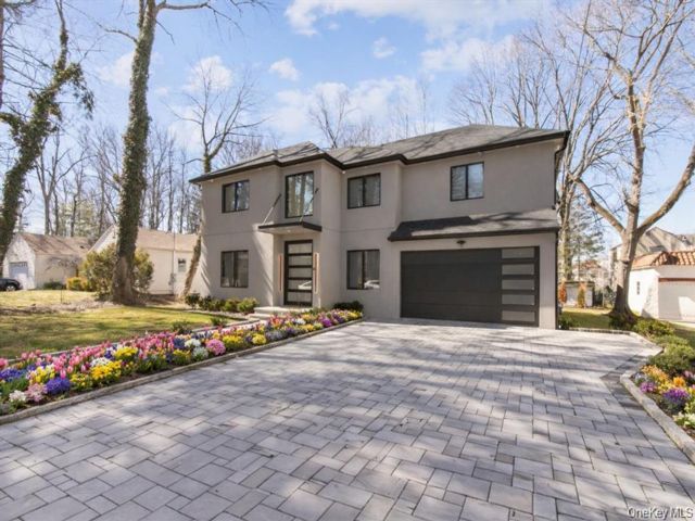  5 BR,  5.00 BTH &nbsp;Colonial style home in Great Neck