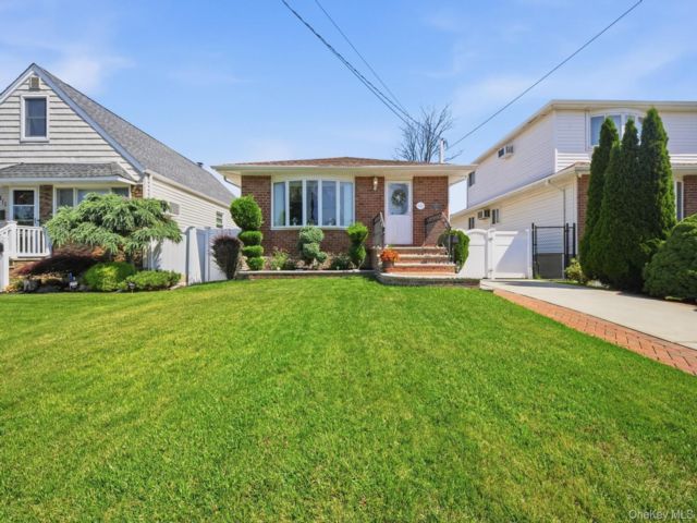  3 BR,  1.00 BTH &nbsp;Ranch style home in Seaford