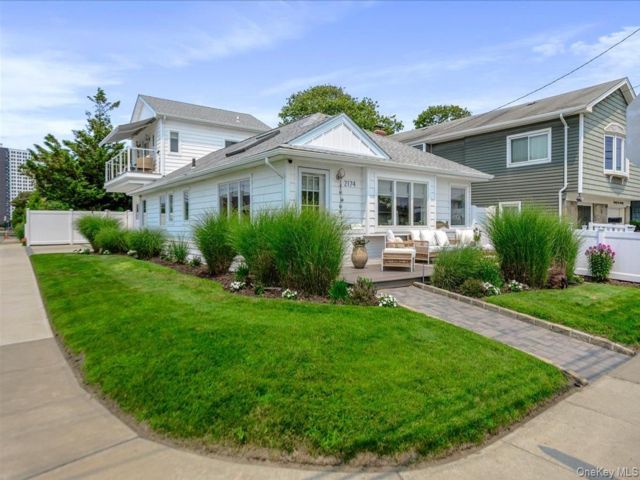  3 BR,  3.00 BTH &nbsp;Raised ranch style home in Atlantic Beach