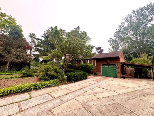  3 BR,  2.00 BTH &nbsp;Ranch style home in Dix Hills