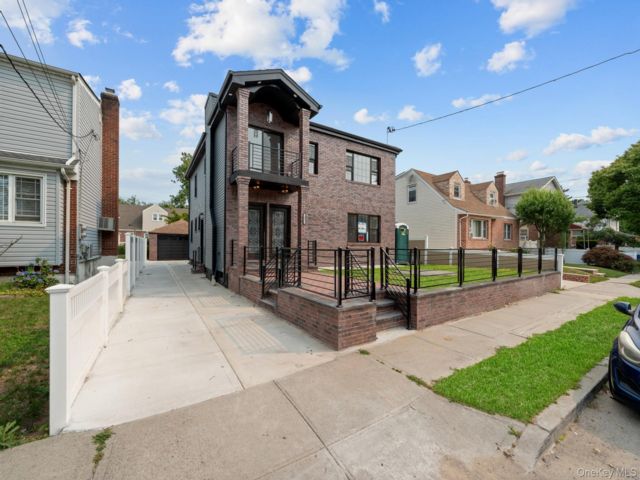  6 BR,  5.00 BTH &nbsp;House style home in Rosedale