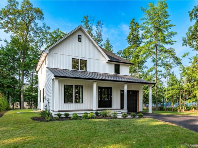  4 BR,  3.00 BTH &nbsp;Colonial style home in Pearl River