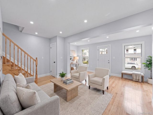  4 BR,  3.00 BTH &nbsp;Colonial style home in Saint Albans