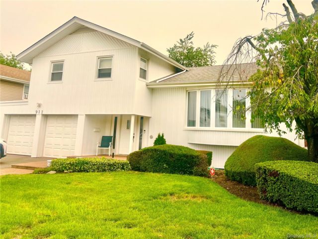 4 BR,  2.00 BTH &nbsp;Split level style home in North Woodmere