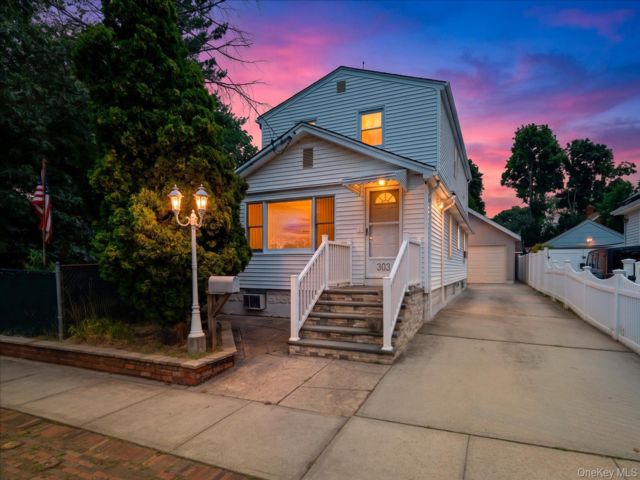  4 BR,  2.00 BTH &nbsp;Colonial style home in Oceanside