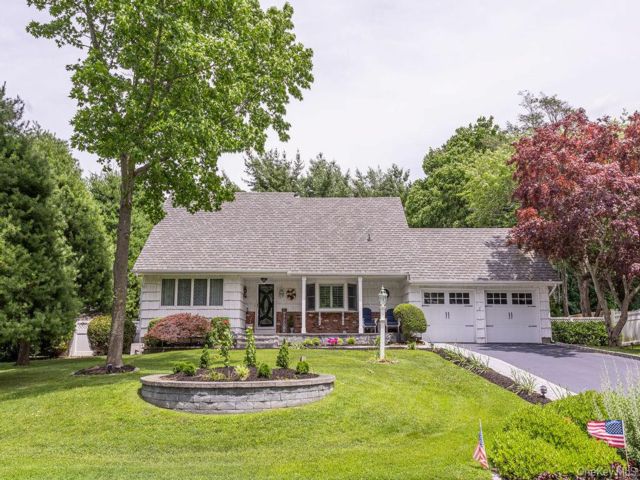  4 BR,  4.00 BTH &nbsp;Colonial style home in Nesconset