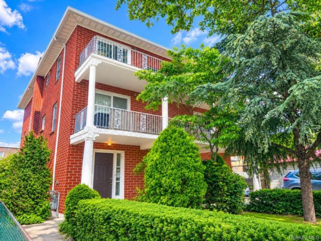  8 BR,  5.00 BTH &nbsp;House style home in East Elmhurst