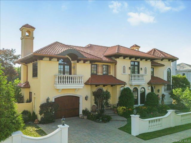  4 BR,  4.00 BTH &nbsp;Mediterranean style home in Atlantic Beach