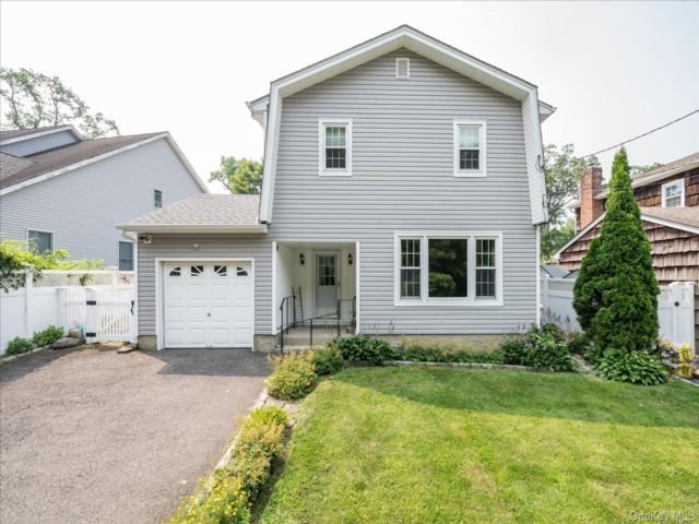  3 BR,  2.00 BTH &nbsp;Colonial style home in Northport