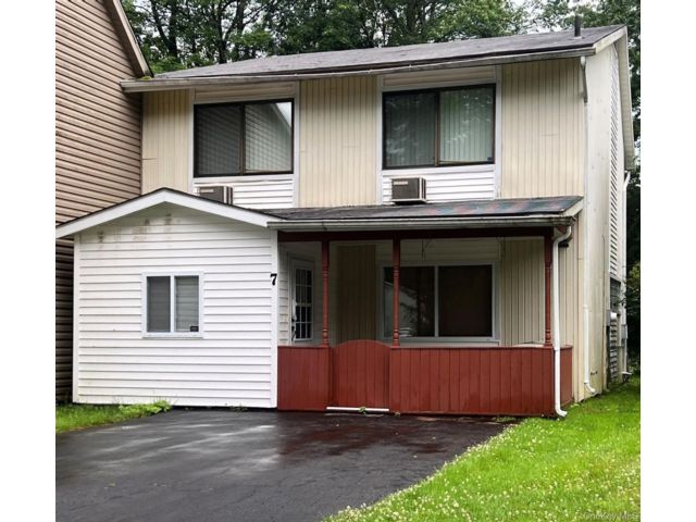  3 BR,  2.00 BTH &nbsp;House style home in Kiamesha Lake