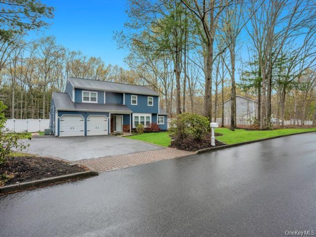 5 BR,  4.00 BTH &nbsp;Colonial style home in Ridge
