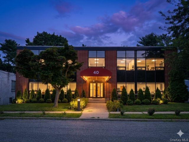 Studio,  0.00 BTH &nbsp;Commercial style home in Glen Head