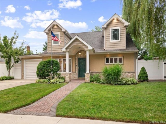  5 BR,  2.00 BTH &nbsp;Exp cape style home in Bethpage