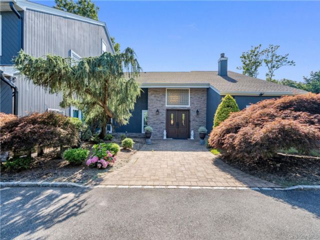  6 BR,  6.00 BTH &nbsp;Contemporary style home in Melville