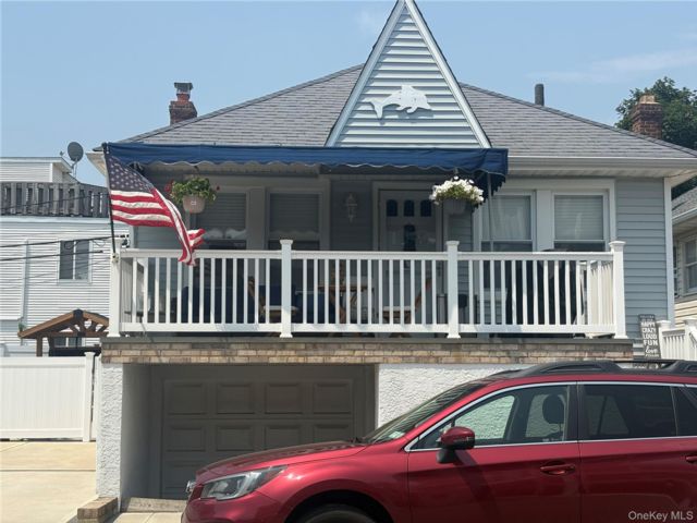  3 BR,  1.00 BTH &nbsp;Raised ranch style home in Long Beach