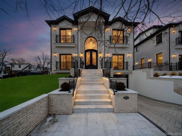  6 BR,  6.00 BTH &nbsp;Mini estate style home in Glen Oaks
