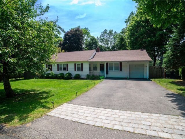 4 BR,  2.00 BTH &nbsp;Ranch style home in White Plains