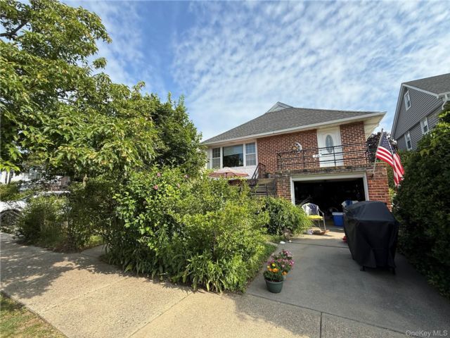  3 BR,  2.00 BTH &nbsp;Hi ranch style home in Long Beach