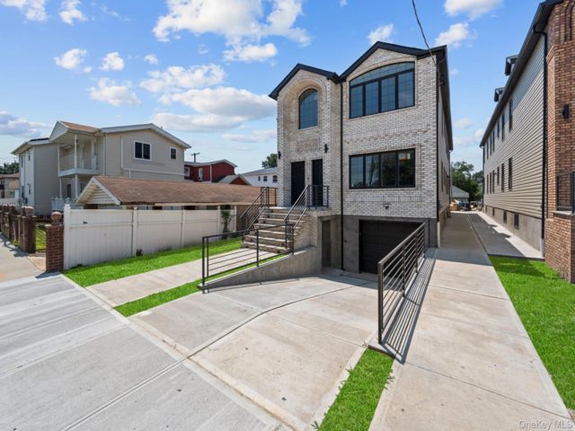 10 BR,  7.00 BTH &nbsp;House style home in Springfield Gardens