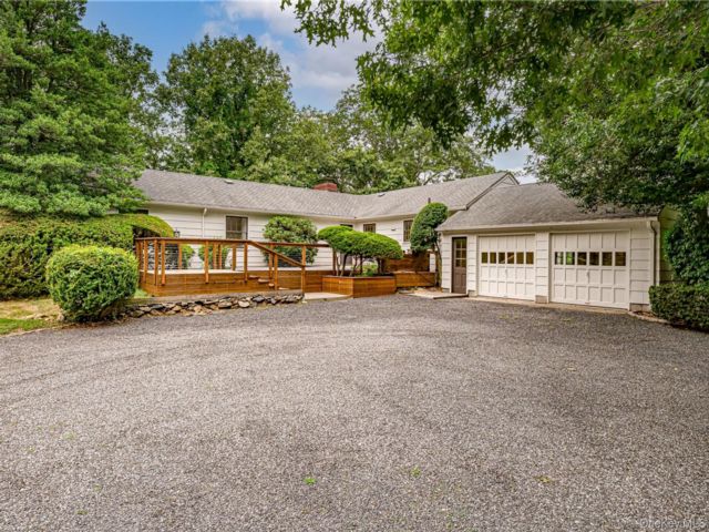  5 BR,  3.00 BTH &nbsp;Ranch style home in Cold Spring Harbor