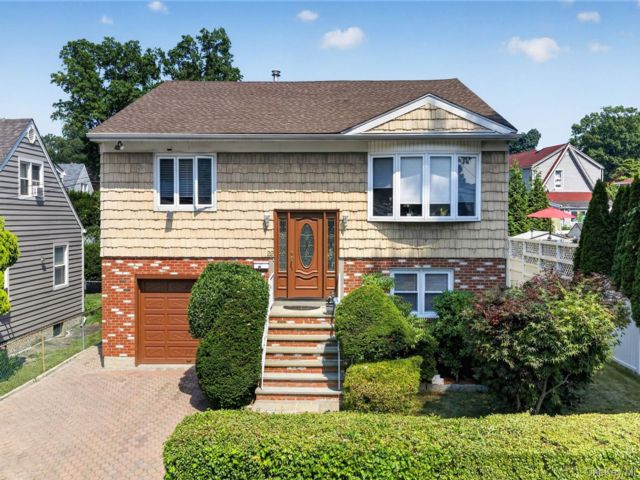  4 BR,  3.00 BTH &nbsp;Raised ranch style home in Yonkers