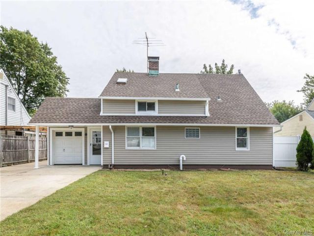  5 BR,  2.00 BTH &nbsp;Exp cape style home in Levittown