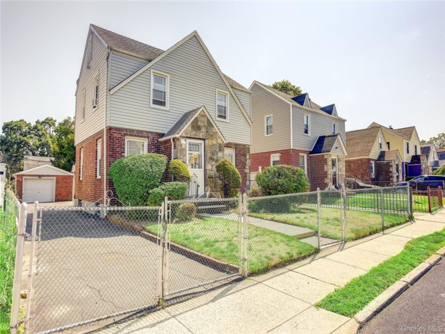  3 BR,  1.00 BTH &nbsp;Colonial style home in Cambria Heights