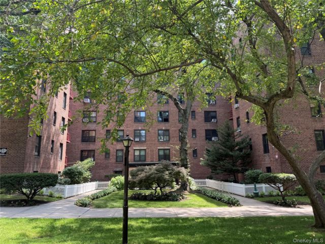  1 BR,  1.00 BTH &nbsp;Mid rise style home in Woodhaven