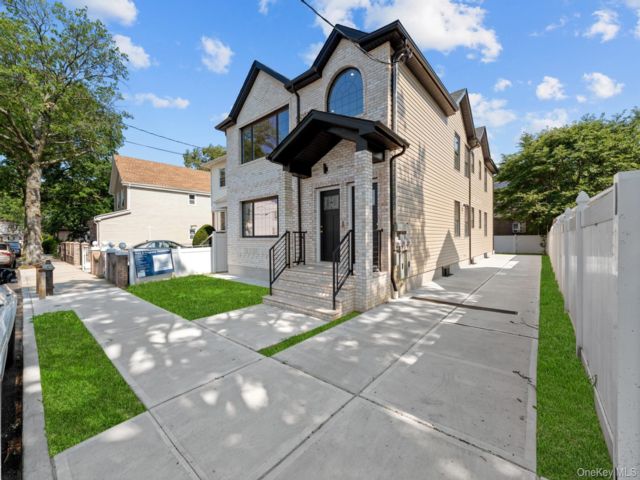  8 BR,  5.00 BTH &nbsp;House style home in Rochdale