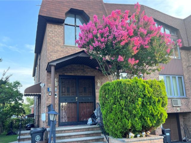  3 BR,  2.00 BTH &nbsp;Other style home in Whitestone