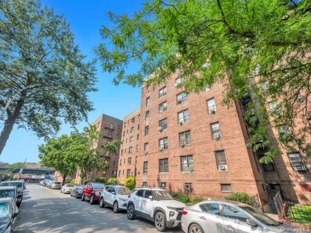 Studio,  1.00 BTH &nbsp;Mid rise style home in Jackson Heights