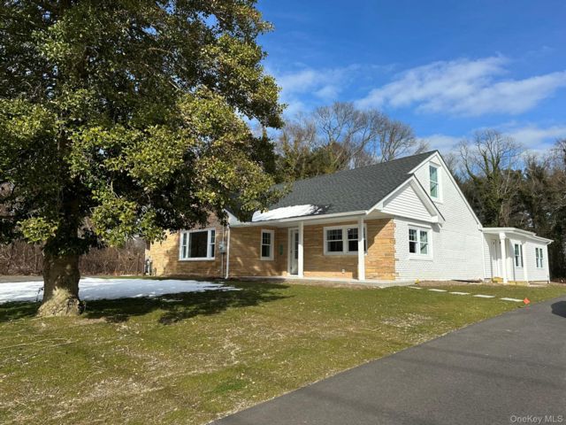  7 BR,  6.00 BTH &nbsp;Farmhouse style home in Kings Park