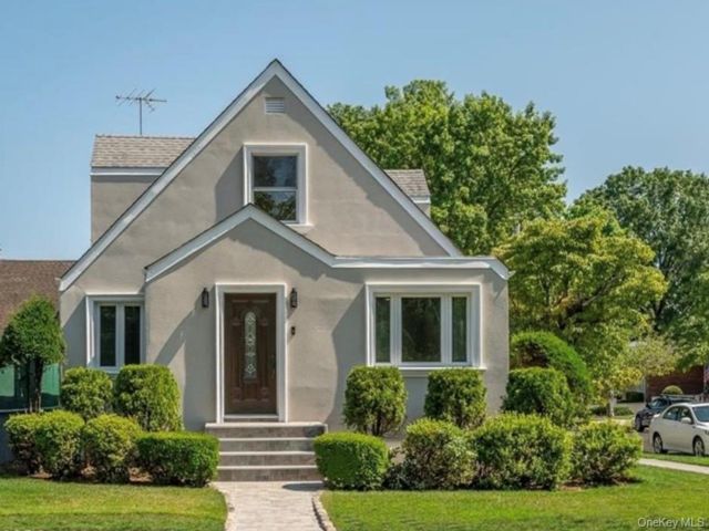  4 BR,  3.00 BTH &nbsp;Colonial style home in Whitestone