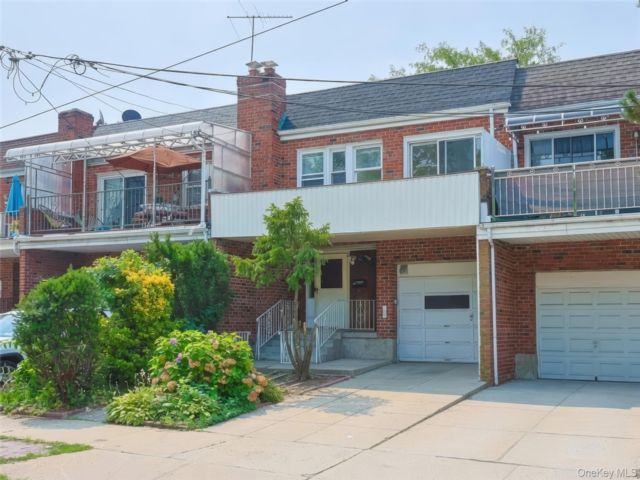  4 BR,  2.00 BTH &nbsp;House style home in Whitestone