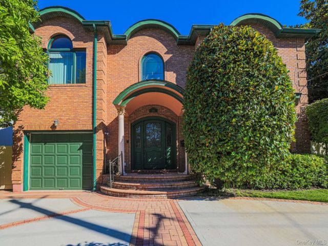  5 BR,  5.00 BTH &nbsp;Colonial style home in Cedarhurst