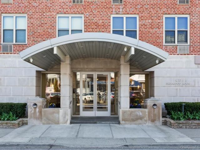  1 BR,  1.00 BTH &nbsp;High rise style home in Long Beach