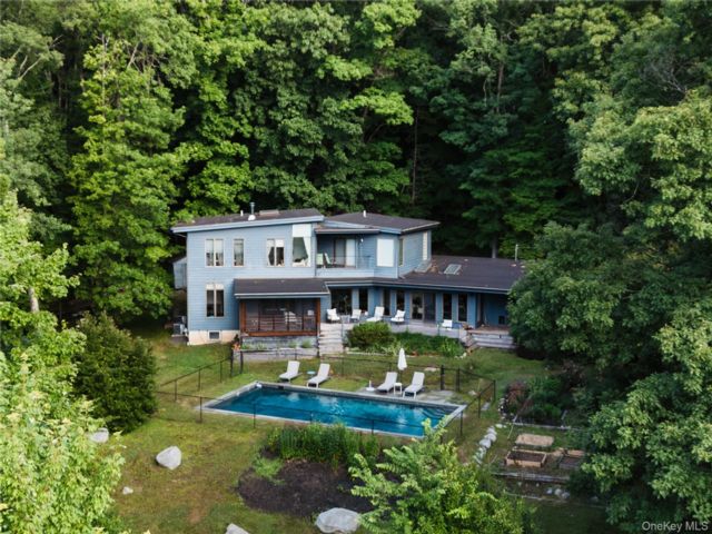  2 BR,  3.00 BTH &nbsp;Contemporary style home in New Paltz