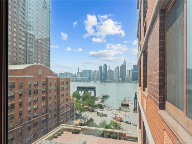  1 BR,  1.00 BTH &nbsp;High rise style home in Long Island City