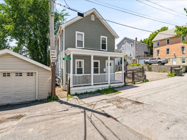  4 BR,  2.00 BTH &nbsp;House style home in Highland Falls