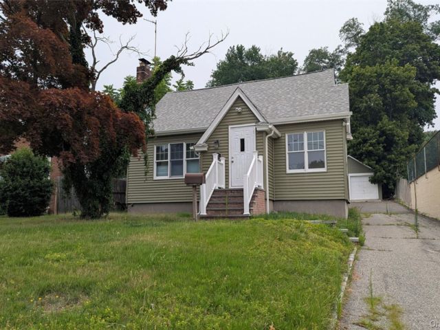  3 BR,  2.00 BTH &nbsp;Cape cod style home in Kings Park