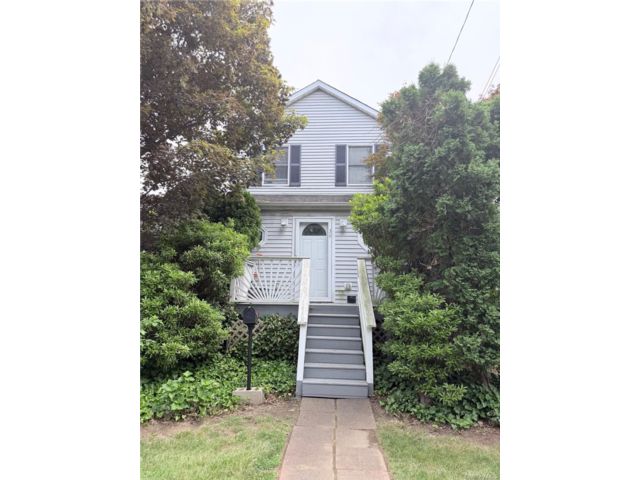  3 BR,  2.00 BTH &nbsp;Colonial style home in Jericho