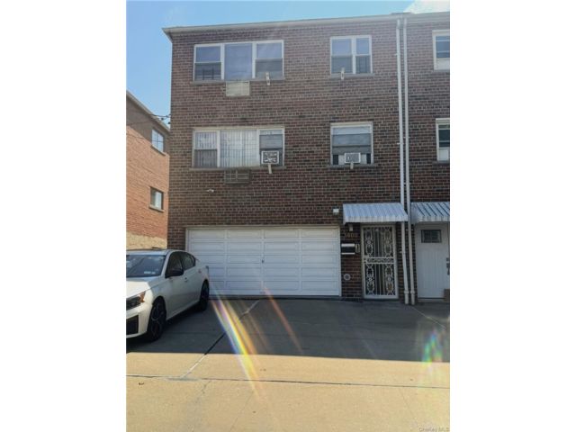  7 BR,  3.00 BTH &nbsp;House style home in Throggs Neck