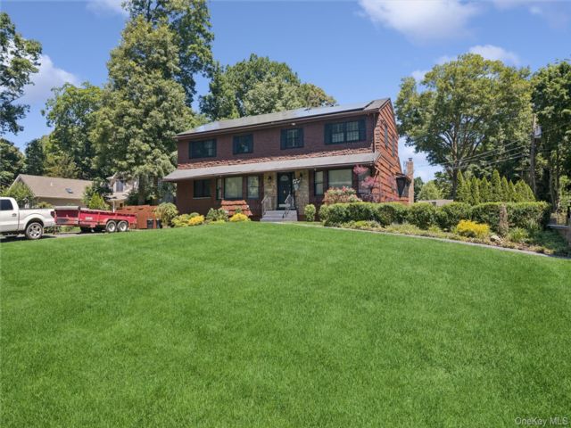  5 BR,  6.00 BTH &nbsp;Colonial style home in Smithtown