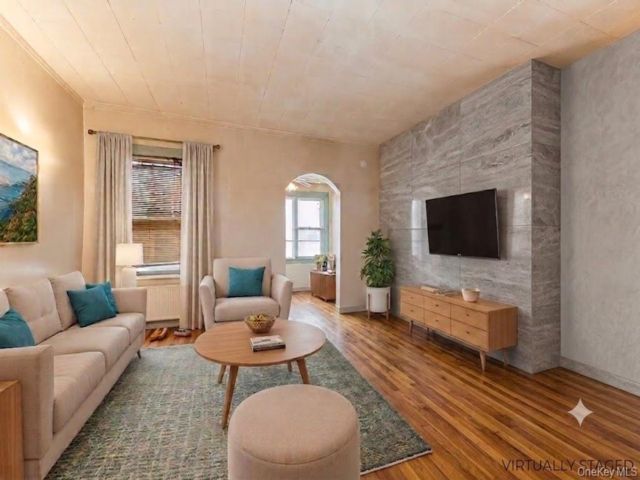  3 BR,  2.00 BTH &nbsp;Colonial style home in Woodside